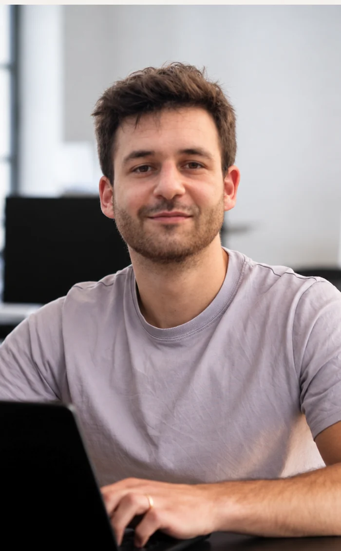 Un membre de l’équipe Digital Unicorn à son poste de travail.