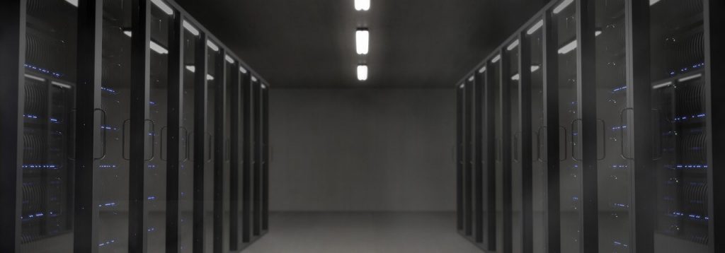 Des serveurs web dans un datacenter