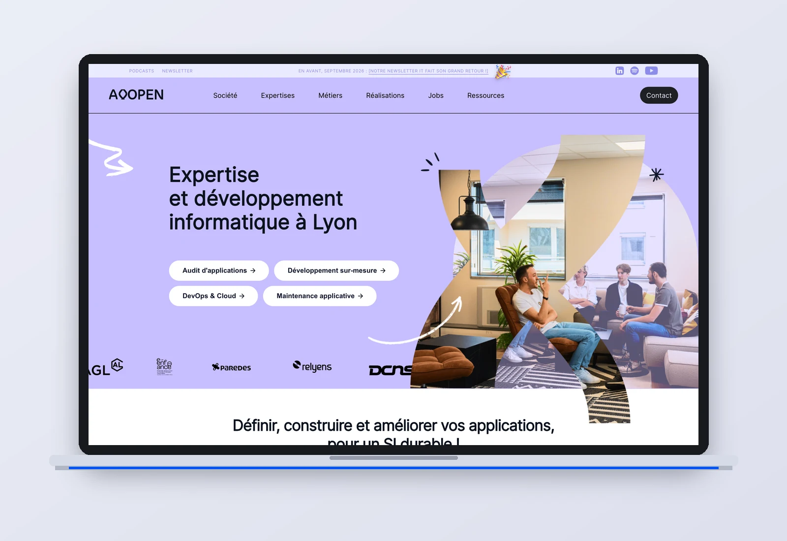 Site de l'agence Axopen, développement web à Lyon, affiché sur un MacBook