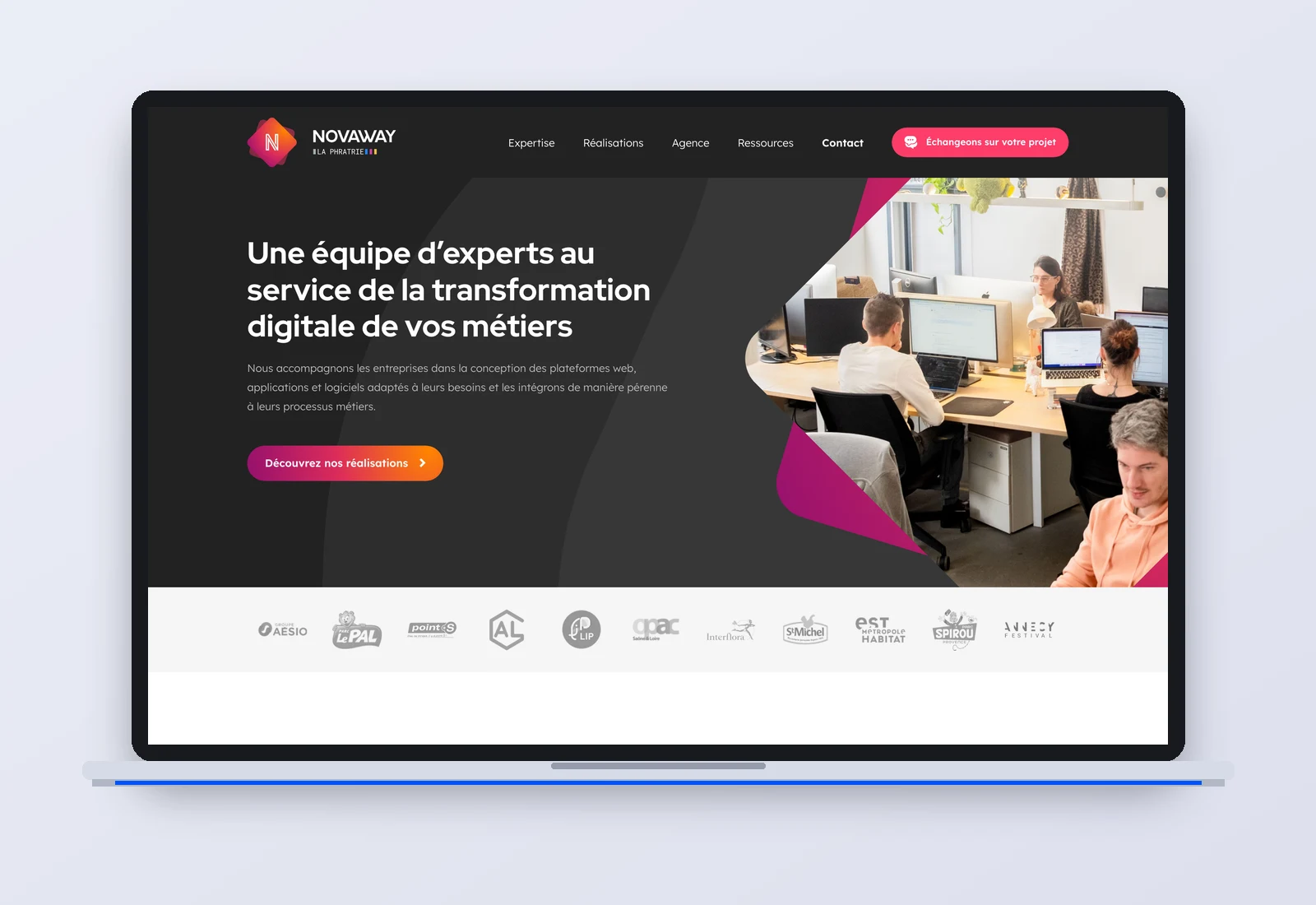 Site de l'agence Novaway, développement web à Lyon, affiché sur un MacBook